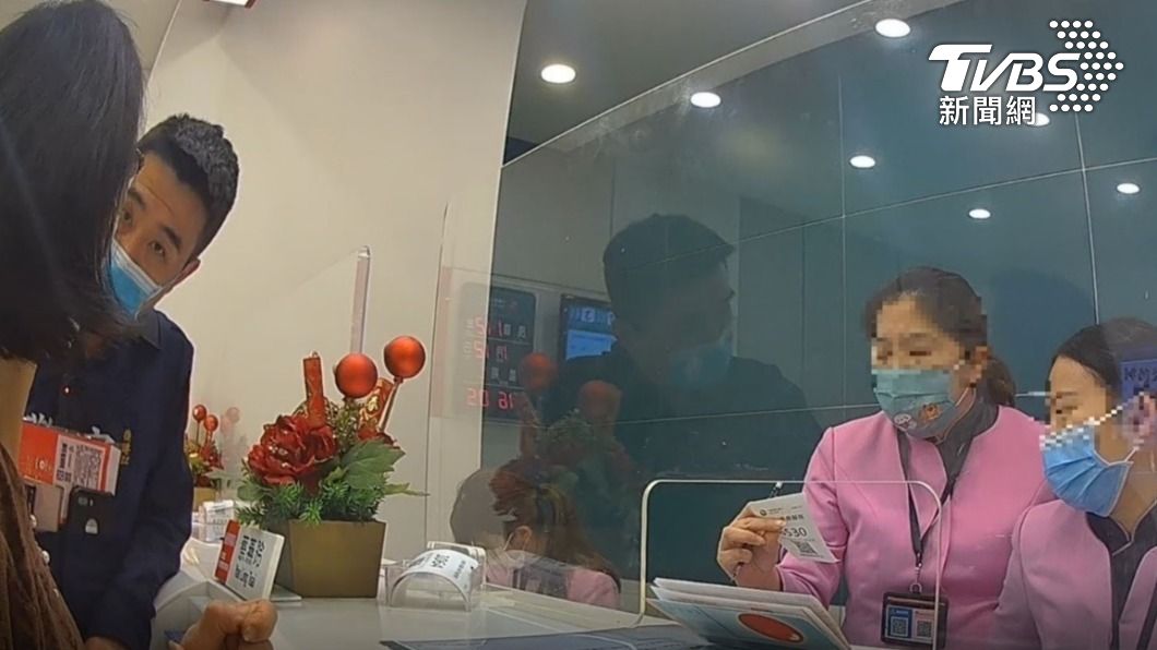行員告知婦人,對方帳戶為警示帳戶過去還有詐欺紀錄。(圖/TVBS)