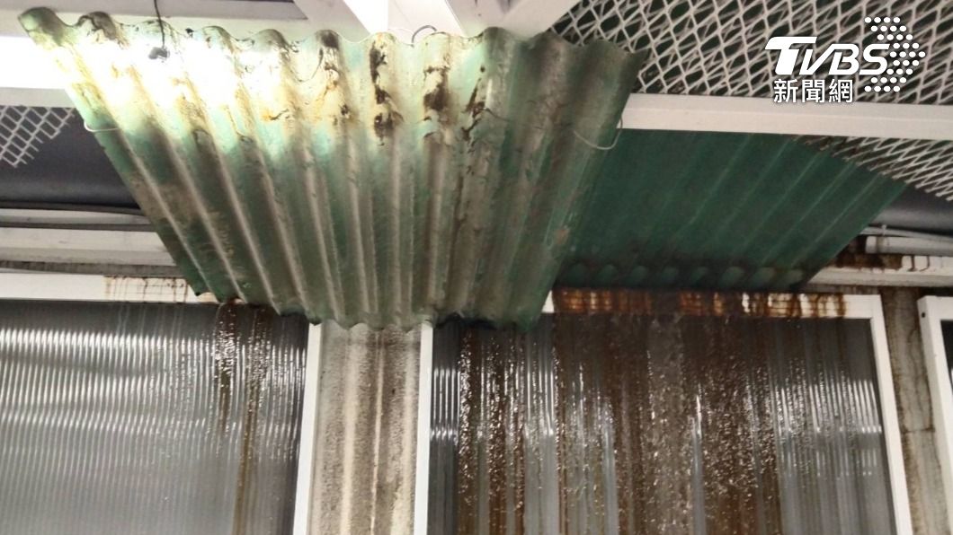 基隆地下道漏水 「水垢」+「蜘蛛網」民眾怨聲載道