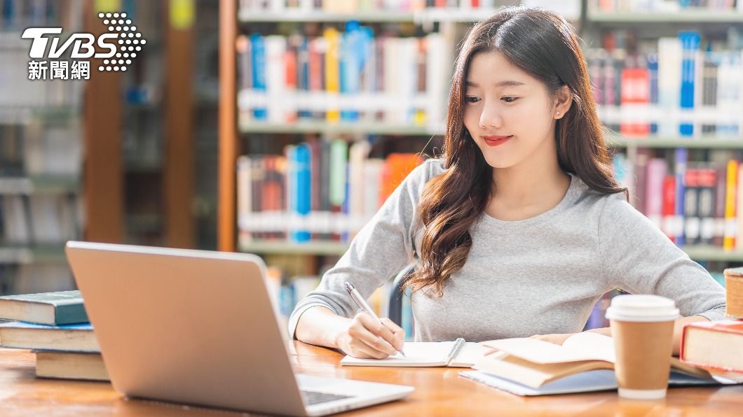 14歲少女寫完作業後接著練書法、畫畫。(示意圖,非當事人/shutterstock達志影像)