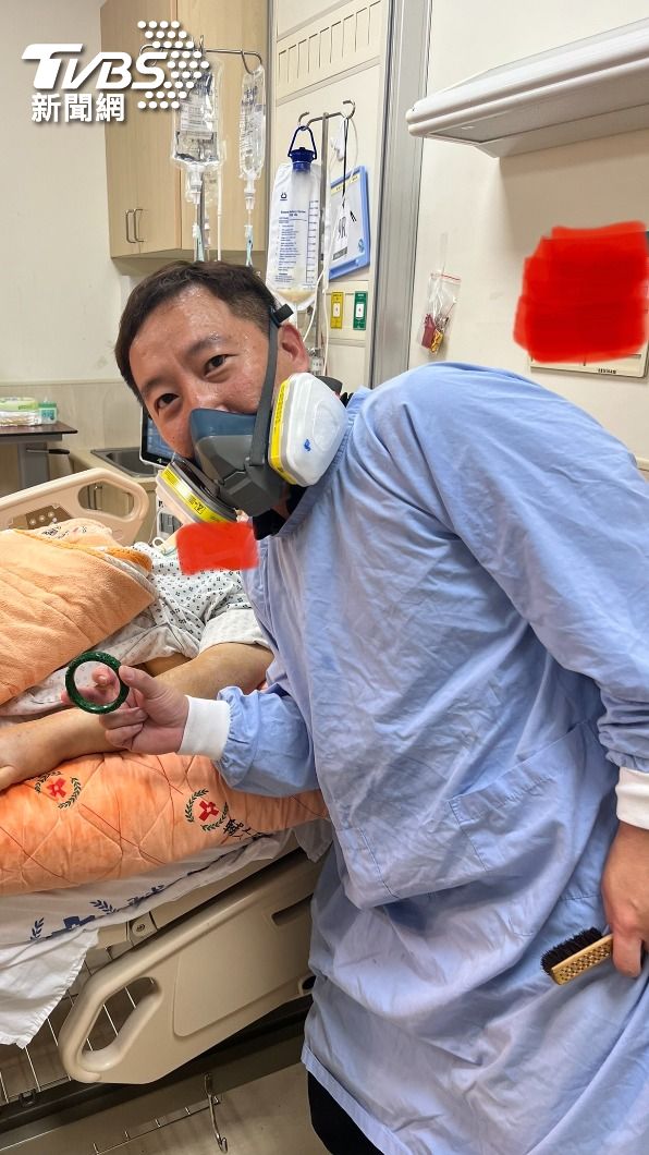院方請來新北消防泰山分隊的「脫戒達人」黃國峰,協助脫除手鐲。(圖/TVBS)