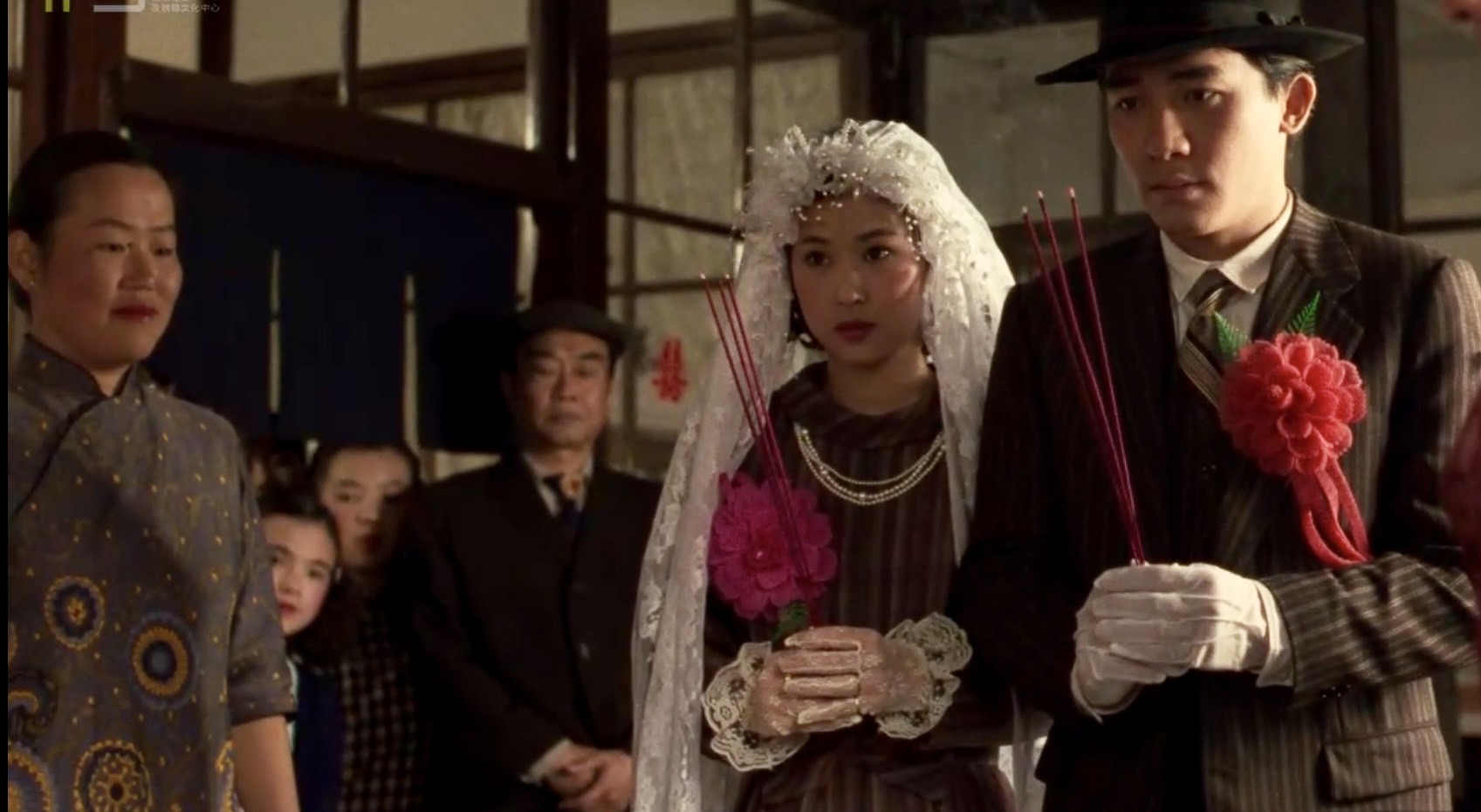 《悲情城市》中(左一)飾演媒婆的演員是當時童星顏正國的媽媽。(圖/牽猴子提供)