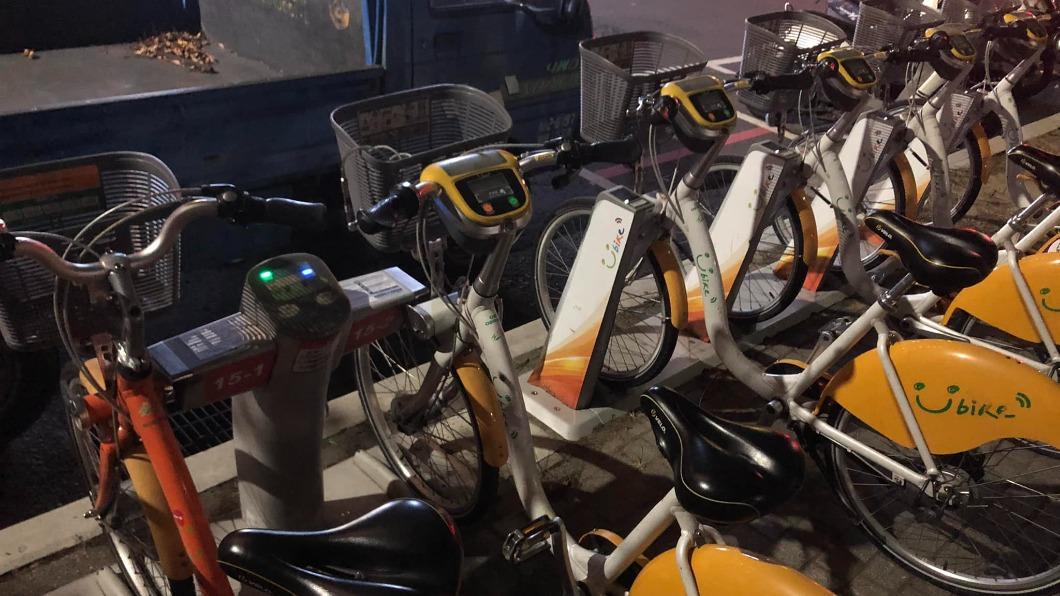 YouBike2.0硬塞1.0車柱內 網傻:插得進去?