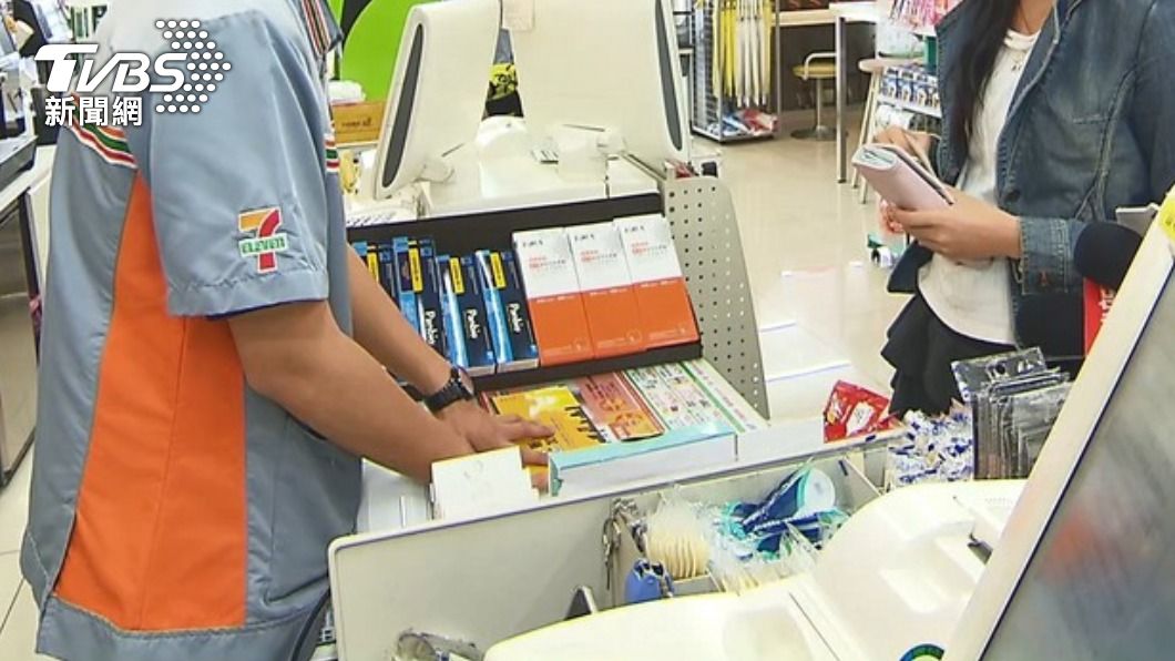 女客沒帶證件不能領包裹,反轟店員刁難。(示意圖/TVBS資料照)