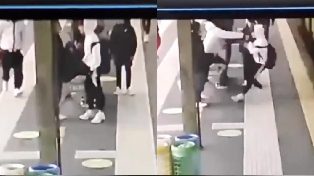 15歲少年與黑衣少年發生爭執,接著突然出現的白衣少年向前用力推他。(圖/翻攝自 Matteo Salvini Twitter)