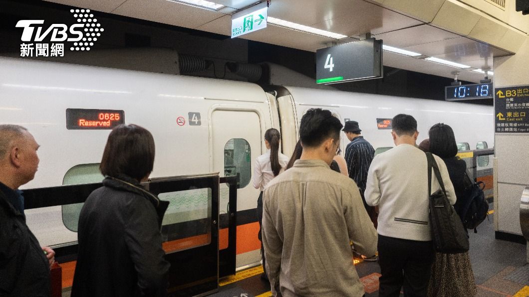 大叔搭高鐵逼嫩妹讓坐!被拒絕爆氣:年輕人站一下會死嗎