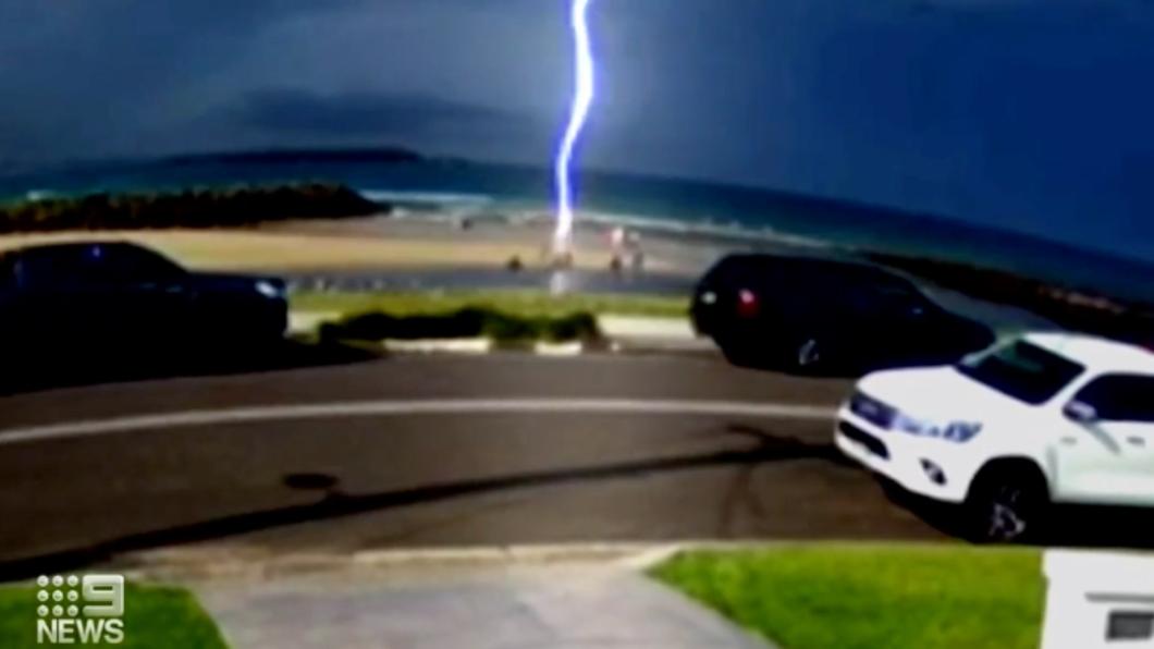 天空中突然出現一道閃電當場擊中男童。(圖/翻攝自 9News Australia Twitter)