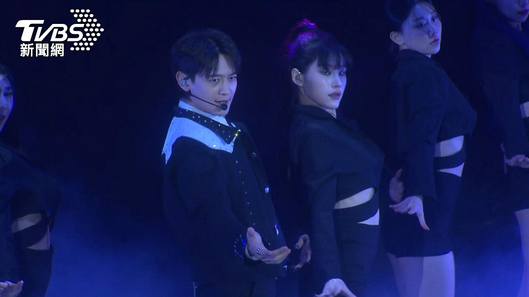 SHINee珉豪新年開唱 「愛的抱抱」女粉喊結婚