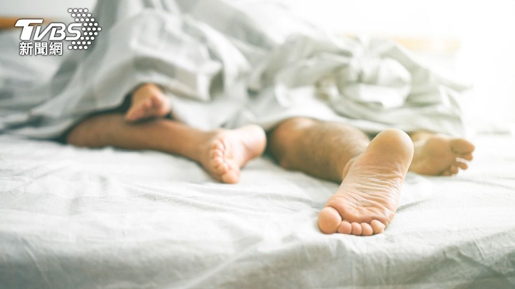 愛愛太激烈!她下體掉血塊、狂流血 緊急就醫:子宮下方裂開