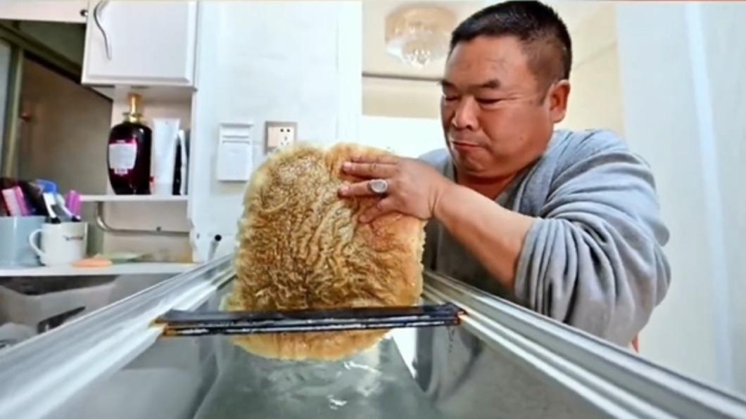 這塊肉靈芝，還有泉水滋養。（圖／翻攝自微博）