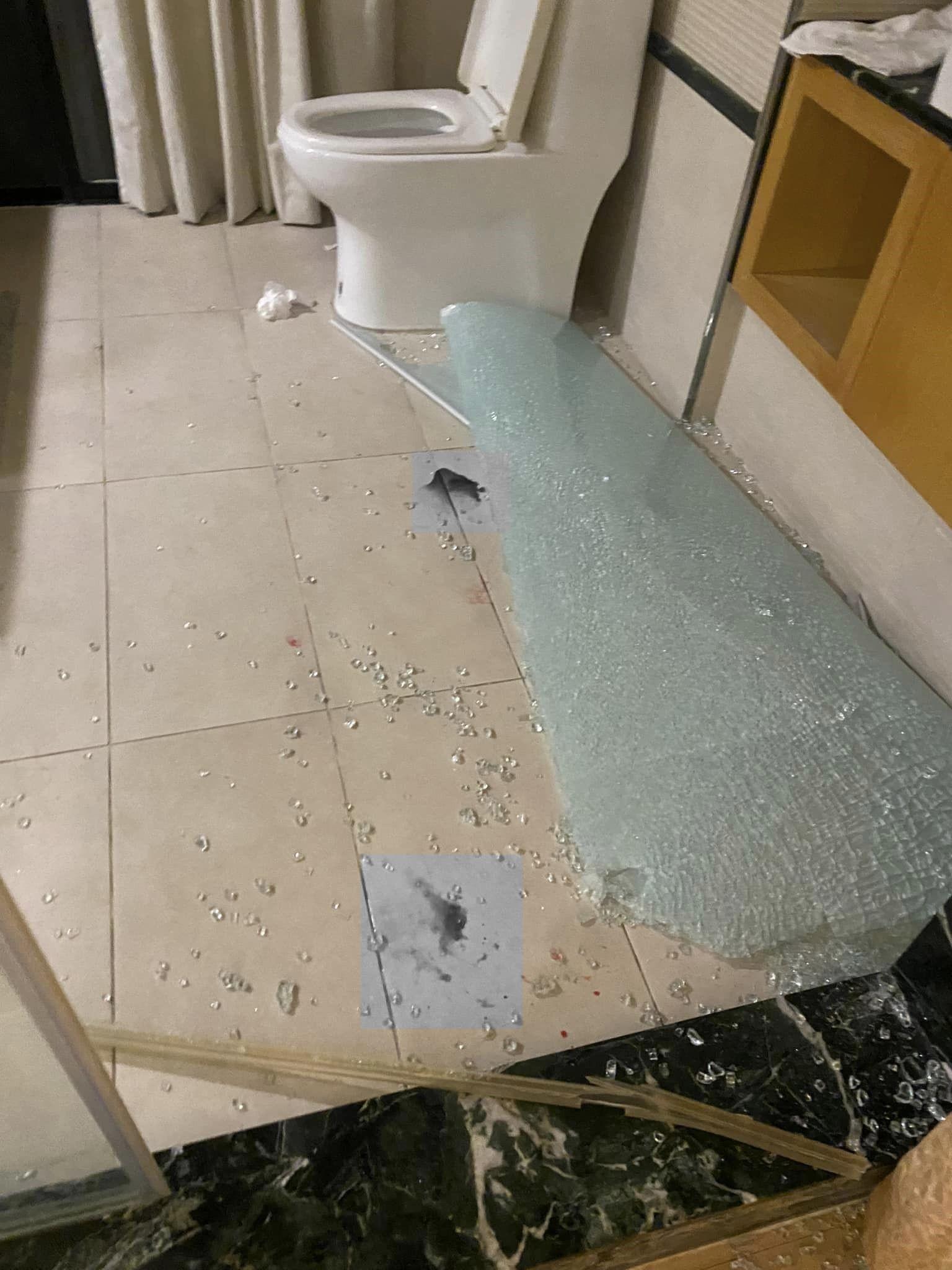 宜蘭某溫泉會館浴室的玻璃門突然爆裂。（圖／翻攝自「爆料公社」）