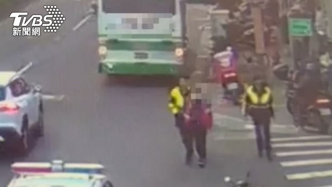 粉衣男被警方帶回。（圖／TVBS）