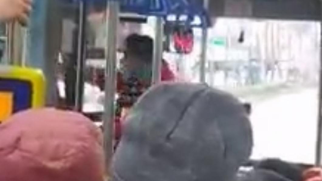 男子在車輛行駛過程中搶司機帽子。（圖／翻攝Facebook八里）