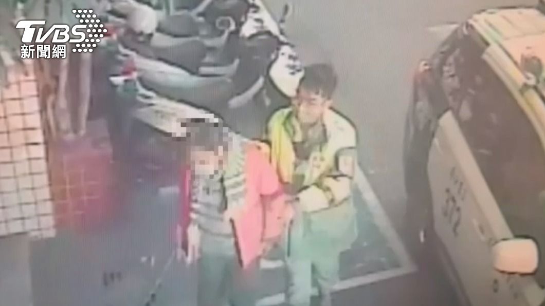 男子事後向車上乘客與司機道歉。（圖／TVBS）