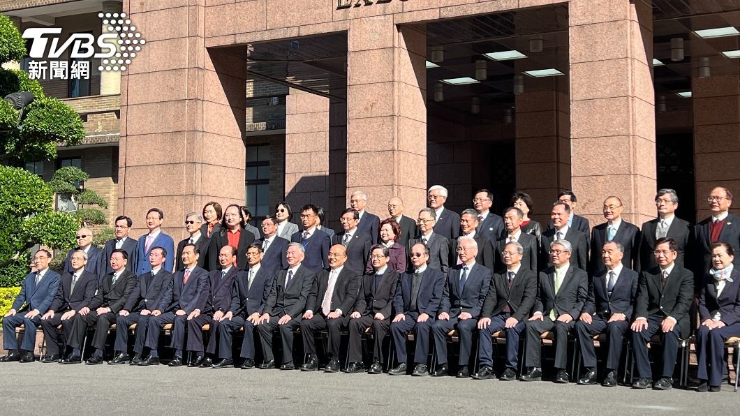 行政院長蘇貞昌今率內閣總辭，並與閣員拍畢業照。（圖／方炳超攝）