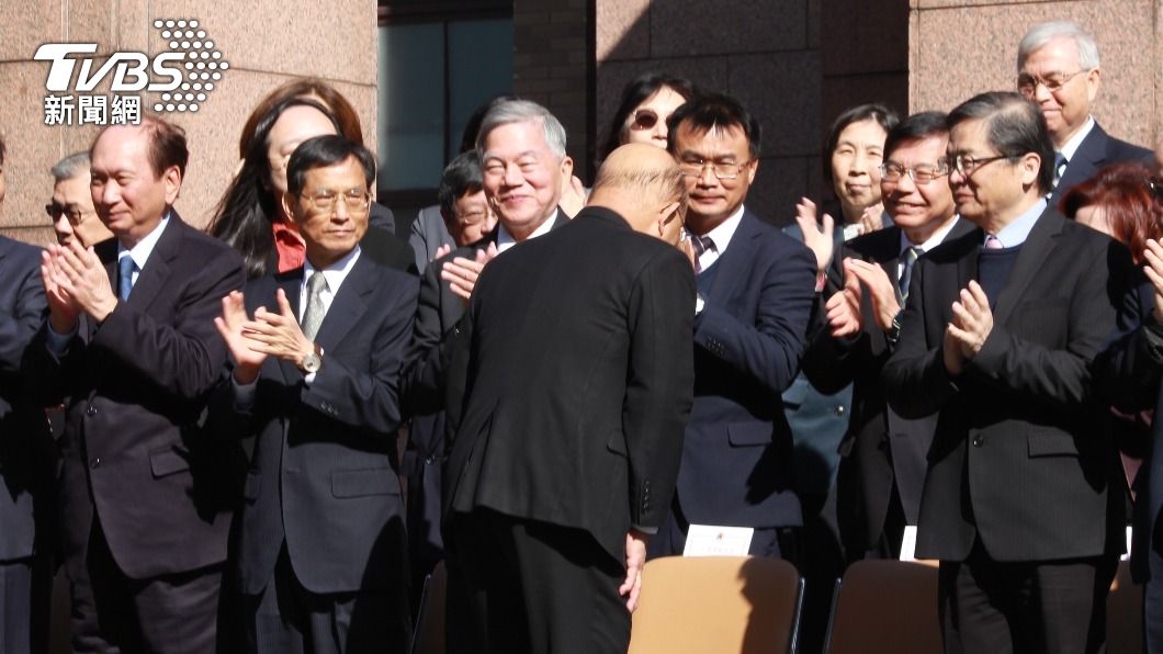 蘇貞昌在內閣總辭後拍畢業照,並轉頭向閣員鞠躬。(圖/方炳超攝)