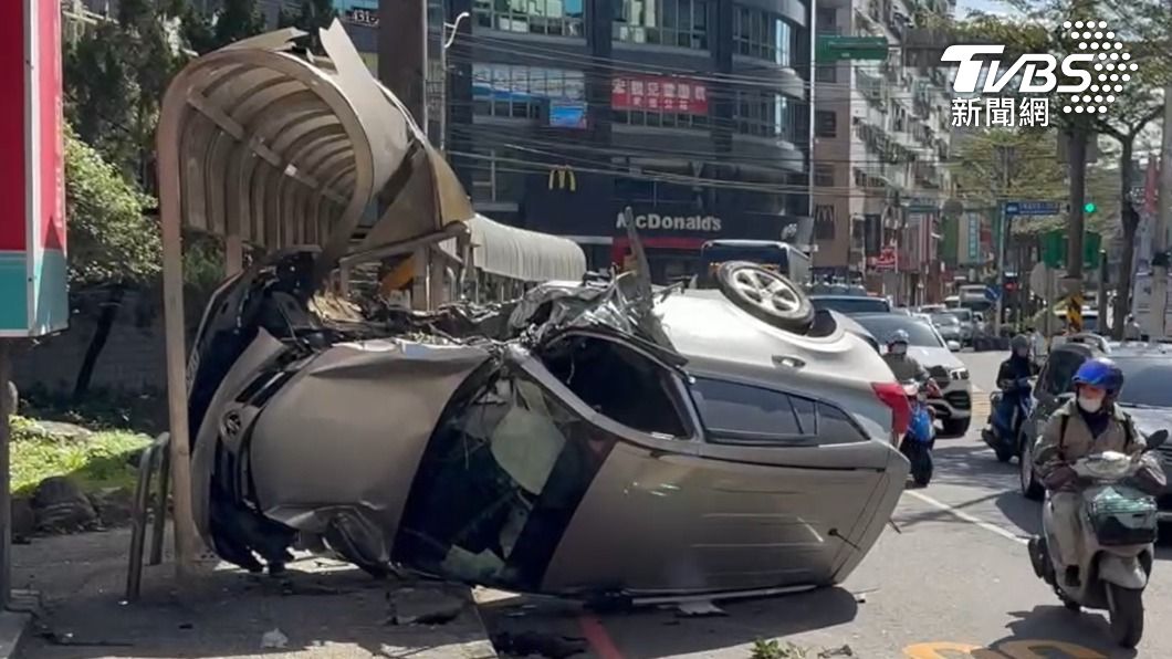 驚悚畫面曝!休旅車失控衝分隔島「瘋狂轉圈」翻肚卡公車亭