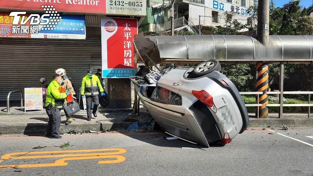 休旅車翻滾後側翻卡進公車亭裡。（圖／TVBS）