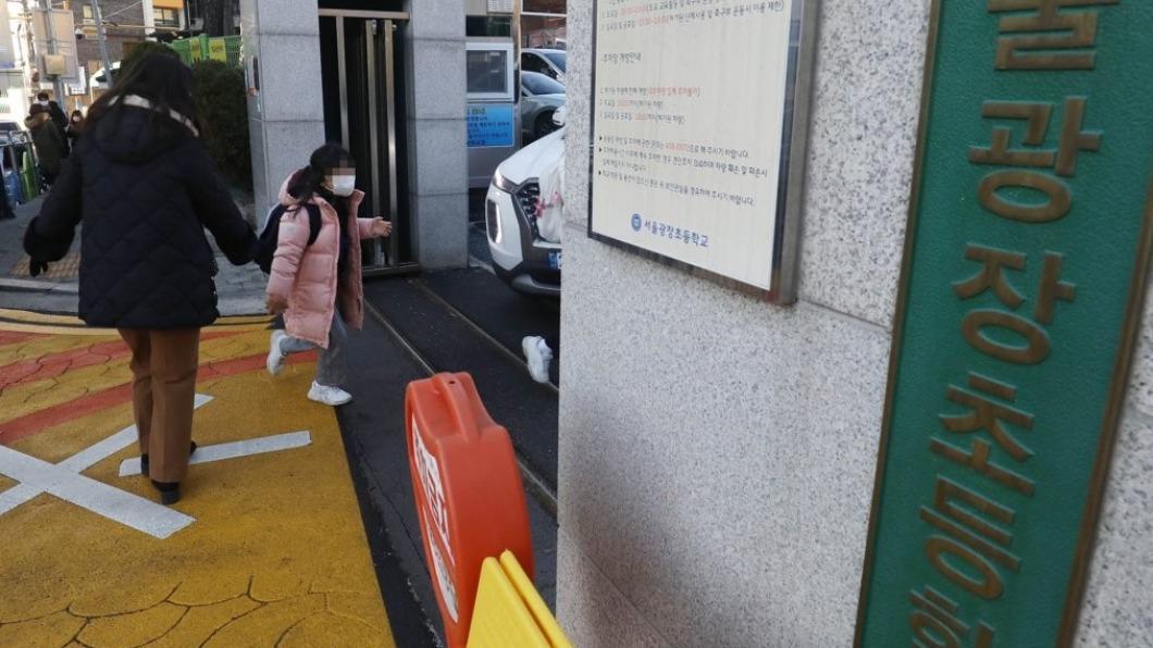 解封首日首爾街頭民眾仍大多戴著口罩。(圖/翻攝自《韓聯社》)