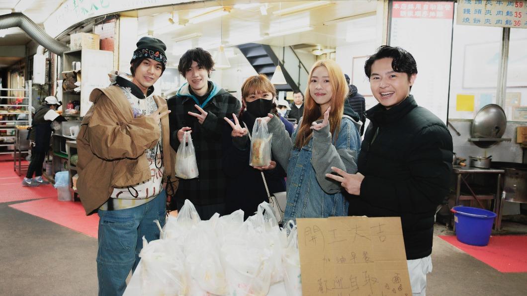 告五人快閃早點店發送「開工早餐」讓歌迷又驚又喜。(圖/相信音樂提供)