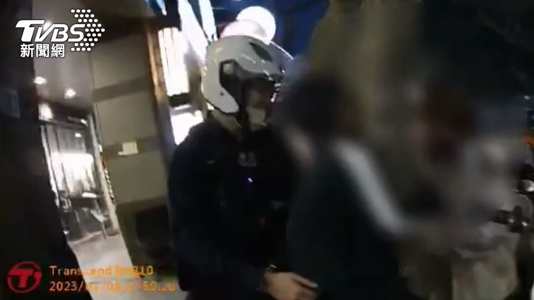 員警抱著男童，減輕其左腳壓力。（圖／TVBS）