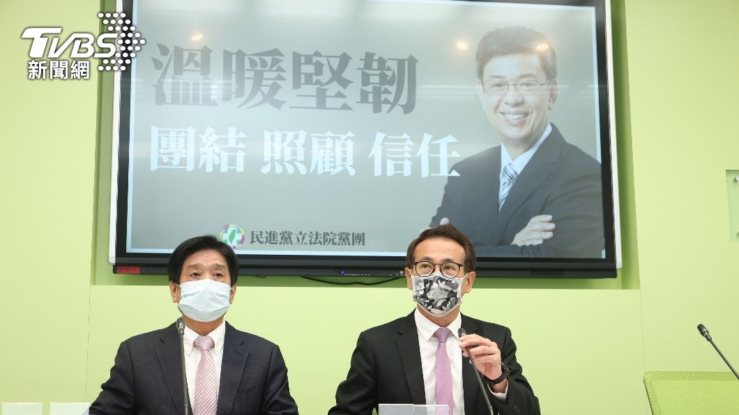 民進黨立法院黨團幹事長鄭運鵬、書記長吳琪銘召開記者會。（圖／中央社）