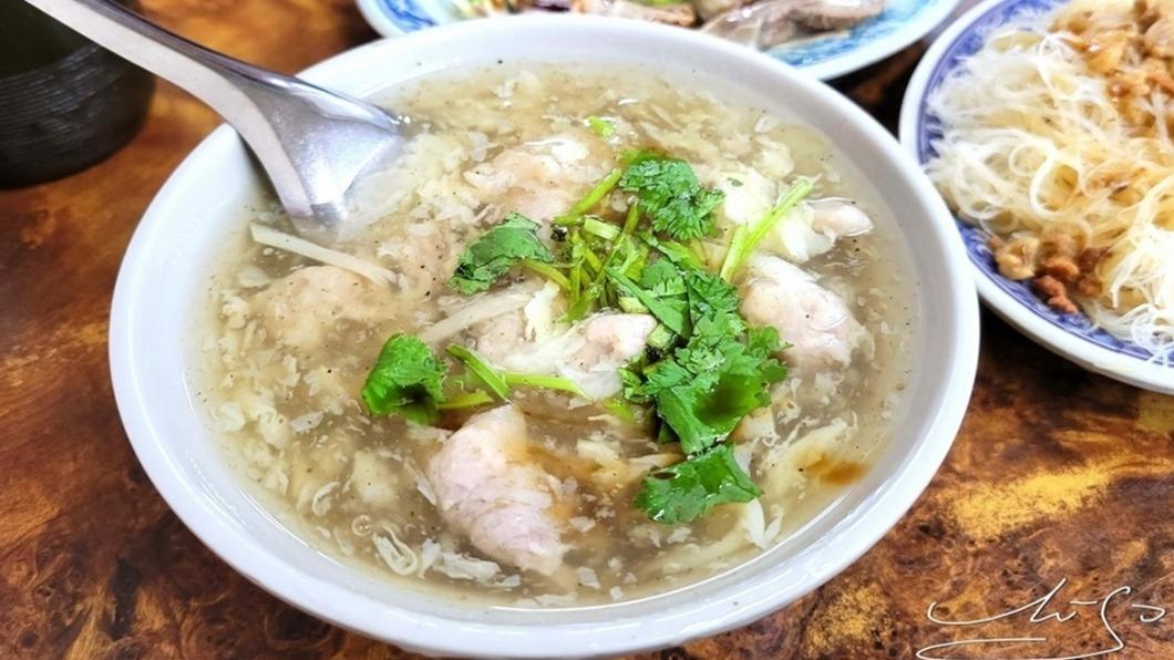 赤肉羹湯分量不小碗,而且給了很多塊肉羹。(圖/專業噗嚨共Miso吃走提供)