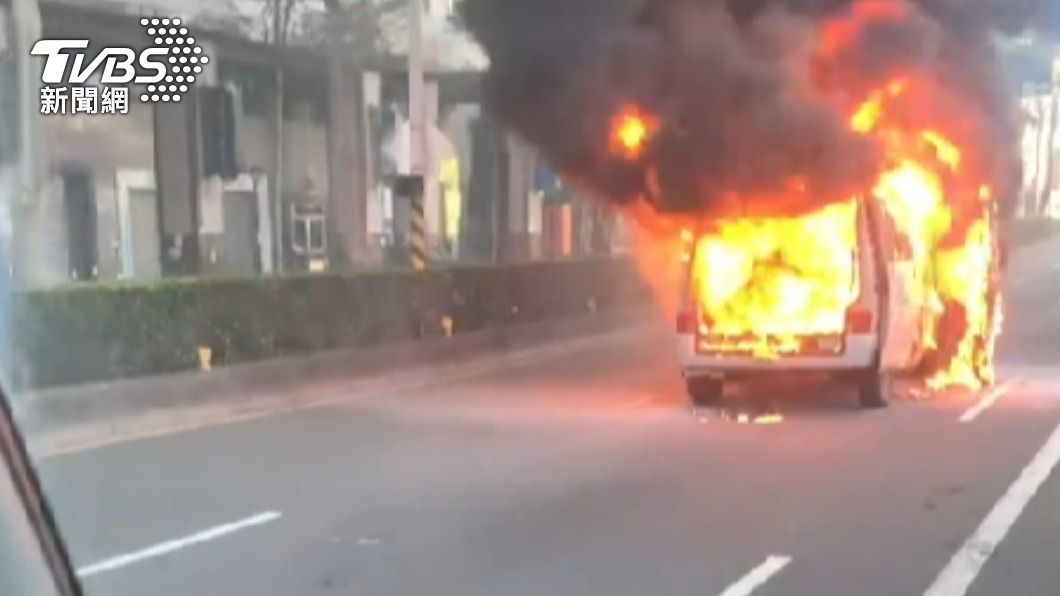 路過駕駛拍下熊熊火焰吞噬老車。（圖／警方提供）