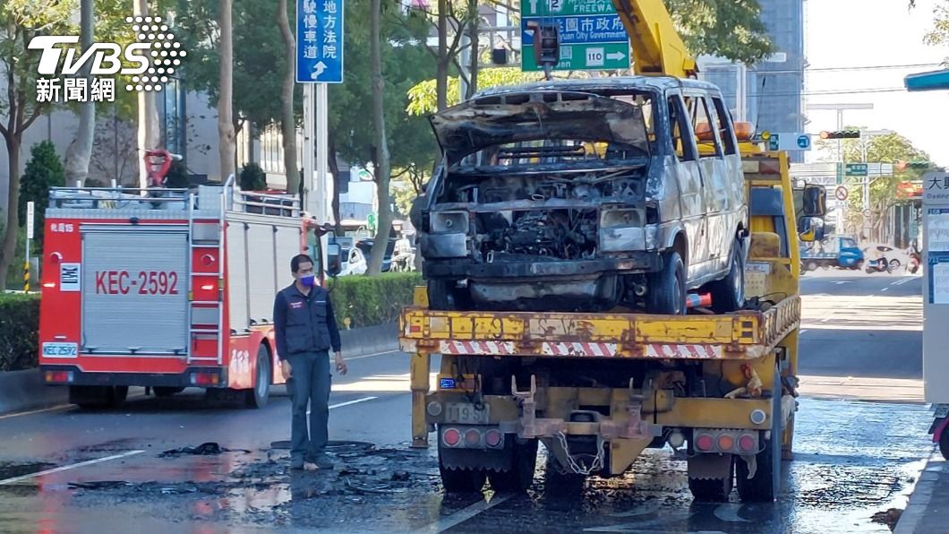 男子趕快把車上的易燃冷媒搬下來，沒有造成更大傷亡。（圖／警方提供）