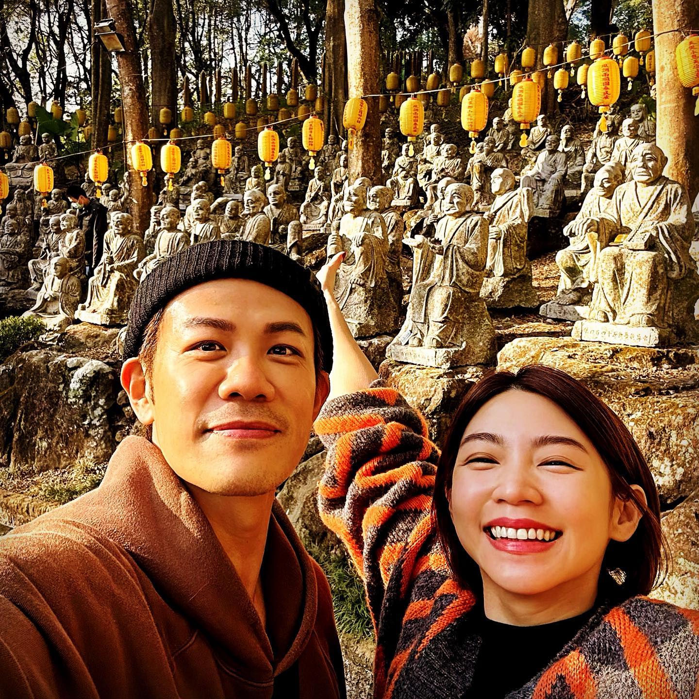 陳志強與曾智希過年期間被家人帶到仙佛寺拜拜求好孕。(圖/三立提供)