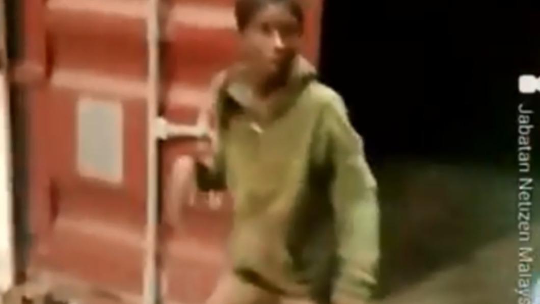男孩一臉困惑的走出貨櫃。（圖／翻攝自 Reddit ＠purple-circle）