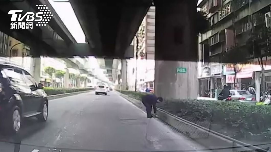超離奇!萬元鈔票滿天飛巡邏警幫撿 失主:沒經過那條路