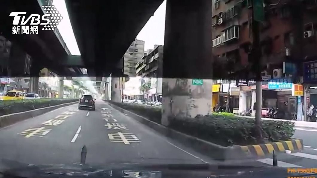 鈔票散落在快車道。(圖/TVBS)