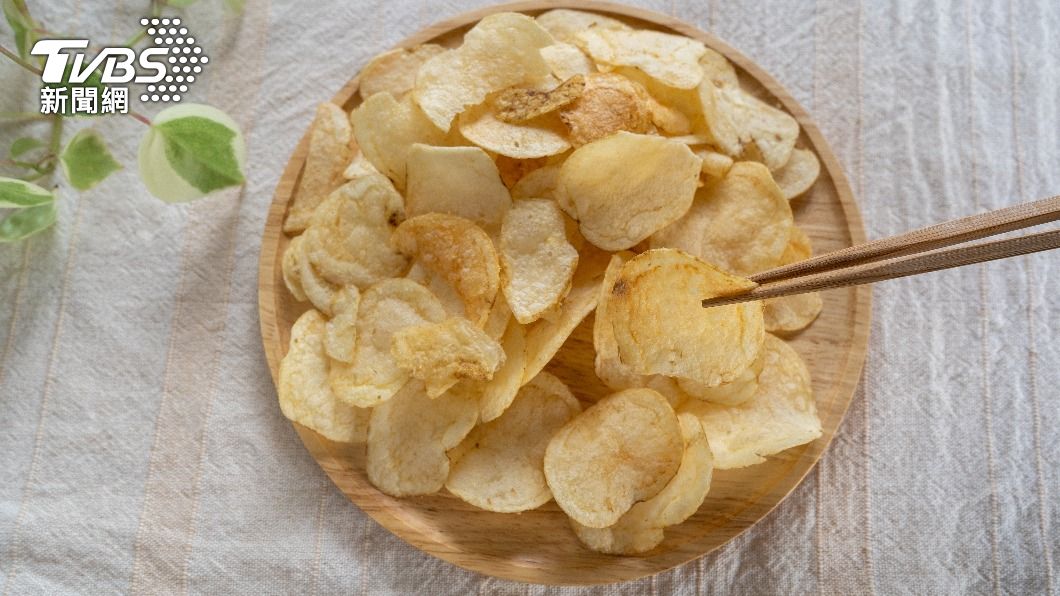 大部分的網友認為,用筷子吃洋芋片更方便。(示意圖/shutterstock達志影像)