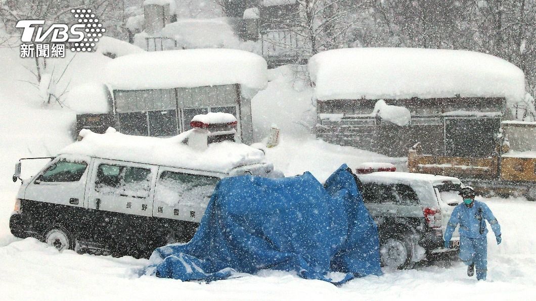 搜救現場下著大雪。(圖/達志影像美聯社)