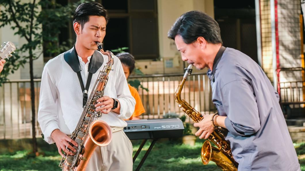 楊子儀、尹昭德和「啟明學校」學生合奏表演。（圖／華視提供）