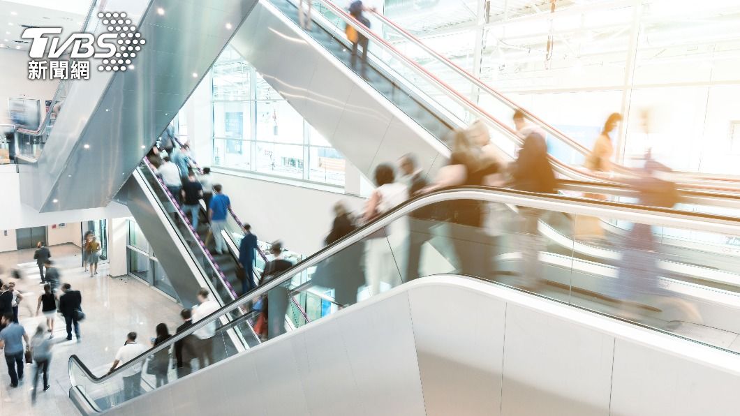 網友在手扶梯快到樓層時，當場給他一個過肩摔。（示意圖／shutterstock達志影像）