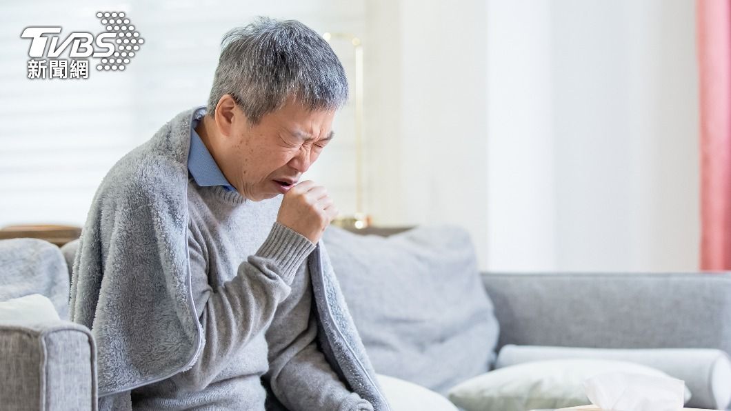 出現咳嗽、聲音沙啞、呼吸困難等症狀，可能就是胃食道逆流。（示意圖／shutterstock達志影像）