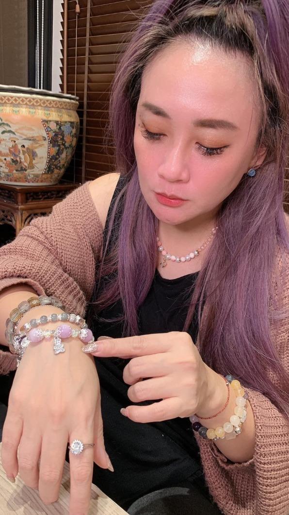 林秀琴忙賣水晶累出病。（圖／翻攝自陳致遠&林秀琴的樂fun人生臉書）