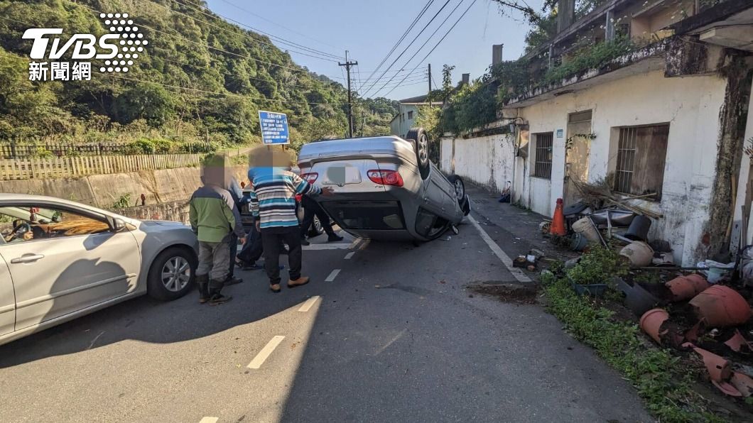 小轎車過彎後失控翻覆。(圖/TVBS)