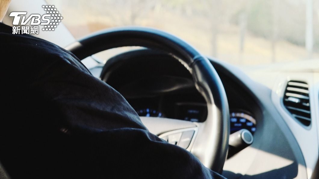 上計程車原地解放!妙齡女蹲後座狂拉 運將誤摸超崩潰