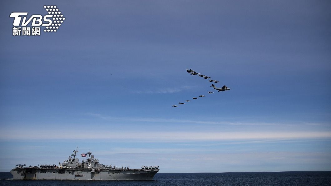 美國航母奇爾沙治號兩棲攻擊艦與德國多架軍機於北約「波羅的海年度海軍演習」。（圖／達志影像路透社）