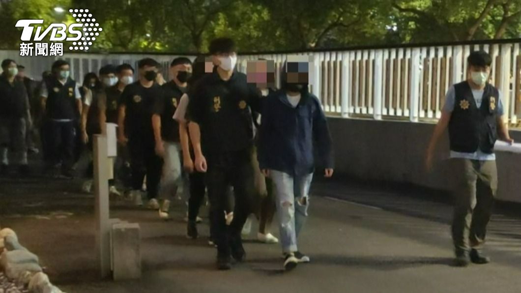 警方逮捕以胡男為首的26名成員。(圖/TVBS)