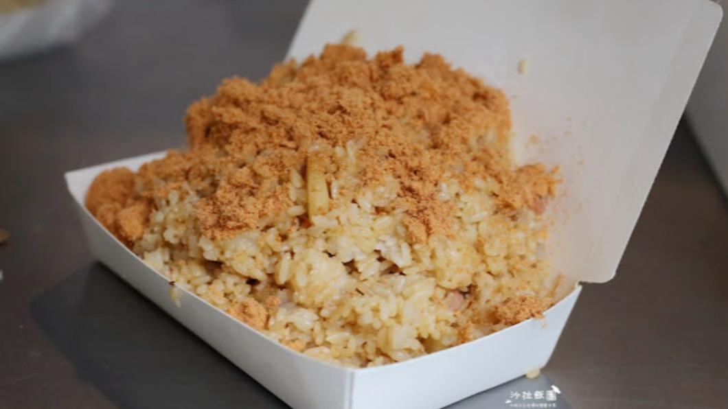 鳳梨炒飯上灑滿肉鬆,只要60元。(圖/沙拉公主吃喝玩樂看世界提供)