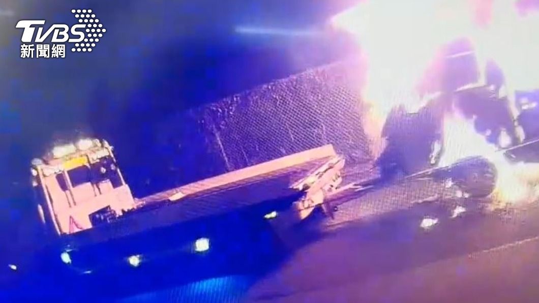 拖車拖到燒起來!匝道口火燒車濃煙狂竄 駕駛急逃