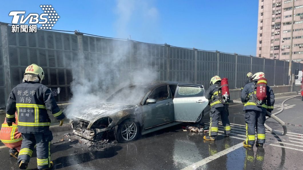台64火燒車!行駛中車頭突竄火舌 駕駛棄車逃生