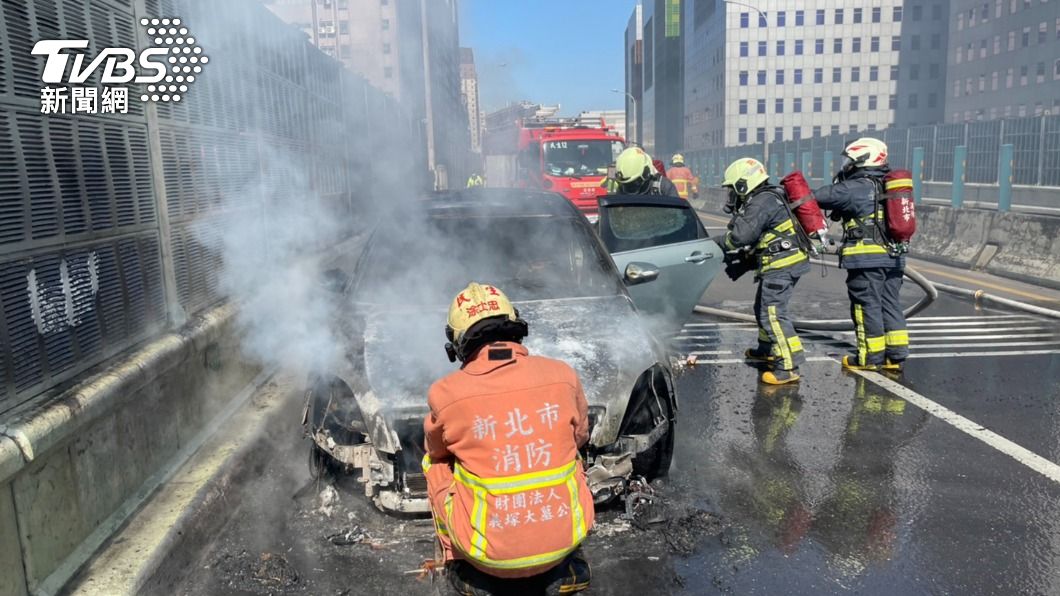 警消到場射水灌救。(圖/TVBS)
