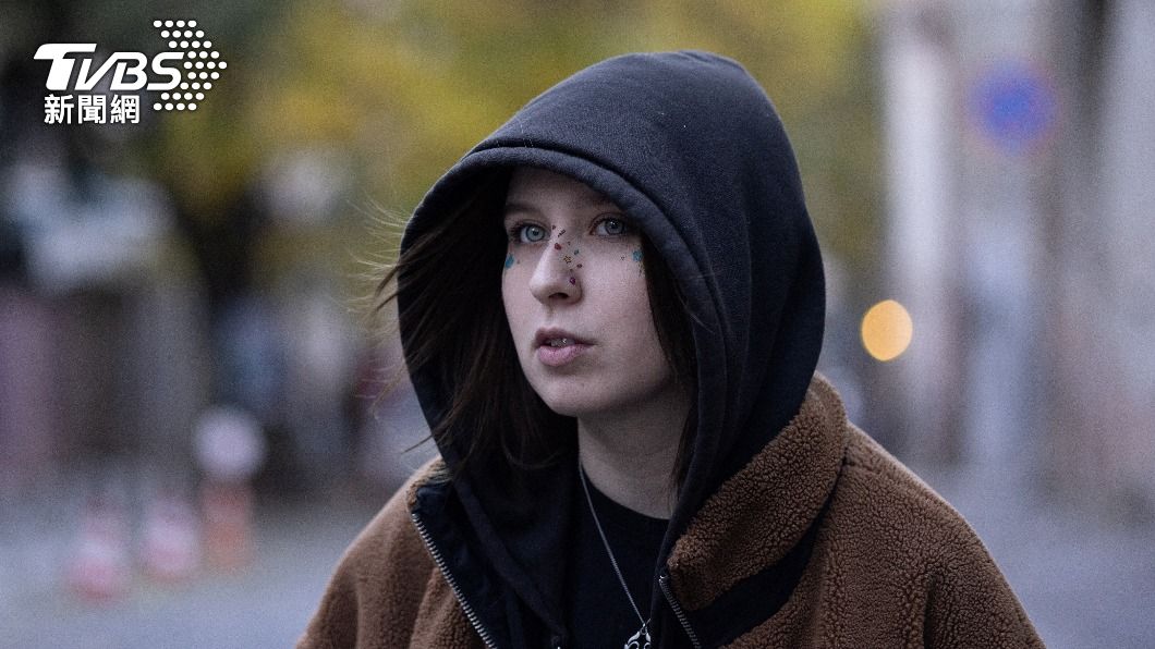 22歲的俄國歌手Anastasia Ivanova表示,自從去年春天之後她便沒辦法在俄羅斯表演,因為自身明確表達反戰立場。(圖/達志影像路透社)