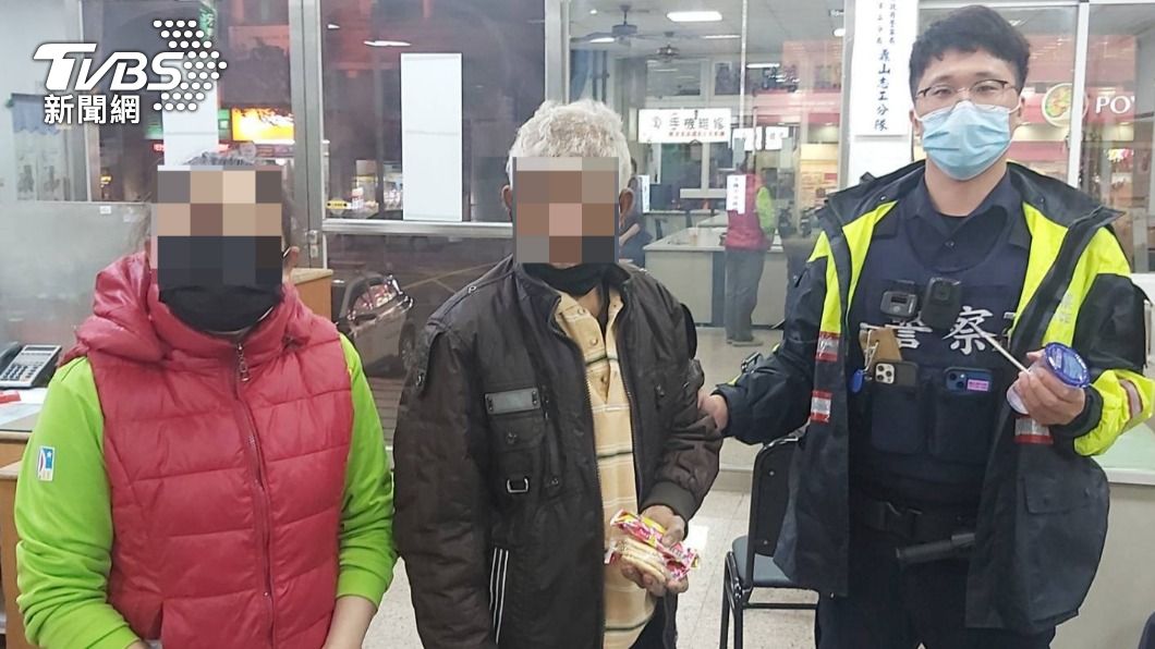 員警通知家人將蔡男帶回。（圖／TVBS）