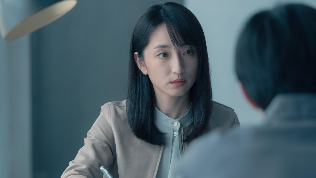 柯佳嬿在《模仿犯》中飾演一名諮商心理師。（圖／Netflix提供）