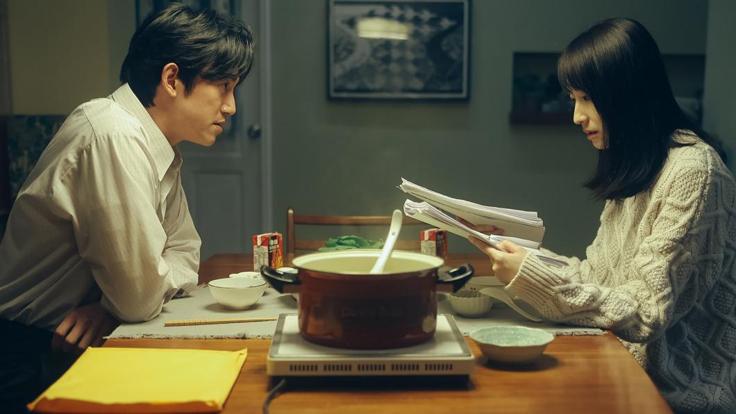 柯佳嬿與吳慷仁劇中飾演老派前情人。(圖/Netflix提供)